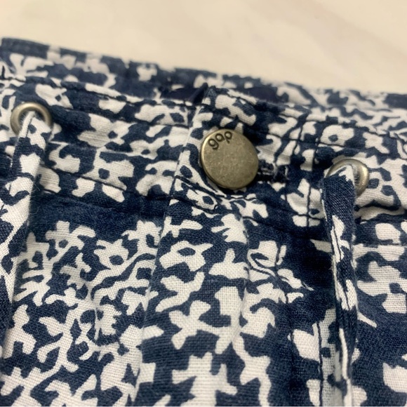 • [GAP] Blue & White Floral Shorts • - Picture 4 of 10